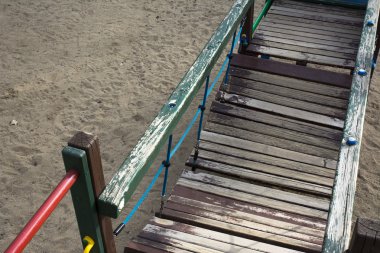 Ahşap asma köprü ile Bahçesi