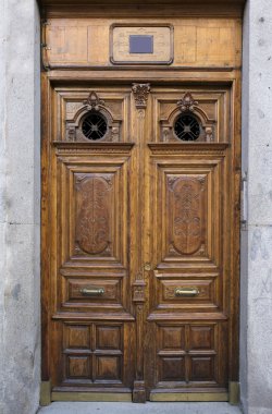 Eski kahverengi kapı, dikey görüntü