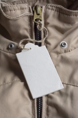Fiyat etiketi bej kış ceket fermuar ile kapalı