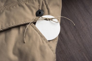 Fiyat etiketi, bir ceket bej kış cebinde