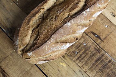 Ahşap arka plan üzerinde rustik ekmek