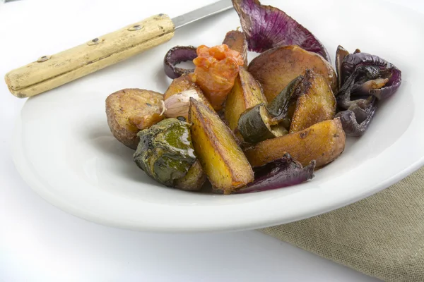 Plato de verduras al horno sobre fondo blanco —  Fotos de Stock