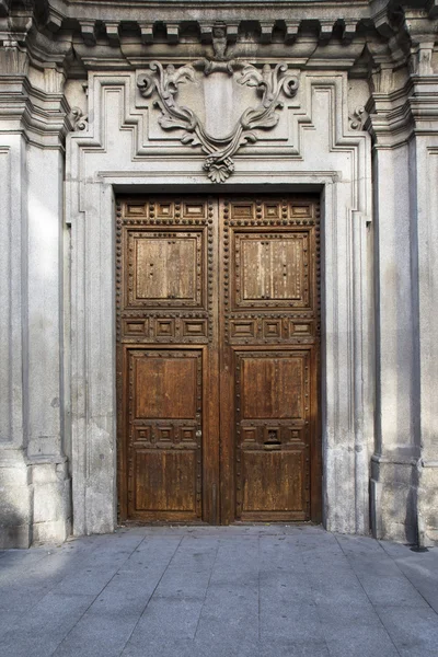 荘厳な建物入り口の古いドア — ストック写真
