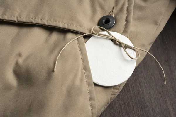 Etiqueta de precio, en el bolsillo de una chaqueta beige invierno —  Fotos de Stock