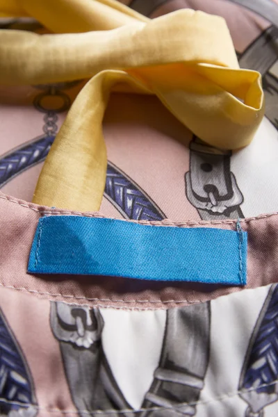 Голубая этикетка на розовой рубашке женщины — стоковое фото