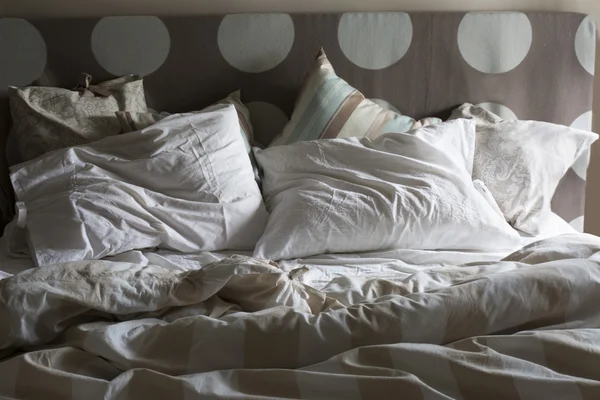 Double bed unmade, with the morning light — Stock Photo, Image