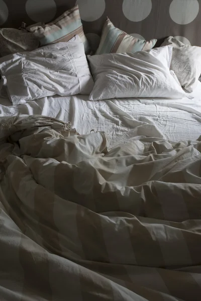 Cama doble sin hacer, con la luz de la mañana —  Fotos de Stock