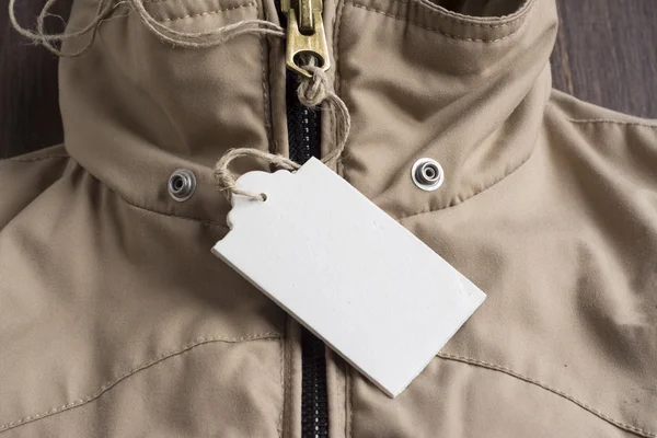 Precio Etiqueta en chaqueta de invierno beige con cremallera cerrada Imágenes de stock libres de derechos