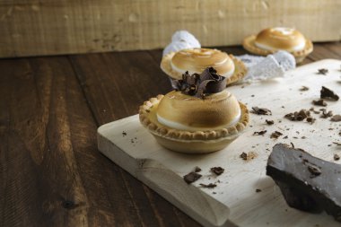 Limonlu kek yürümek, ısırılan, çikolata bukleler ile dekore edilmiş