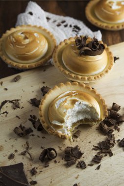 Limonlu kek yürümek, ısırılan, çikolata bukleler ile dekore edilmiş