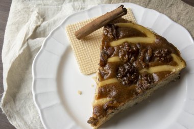 Vanilya ve fındık ile çikolatalı kek