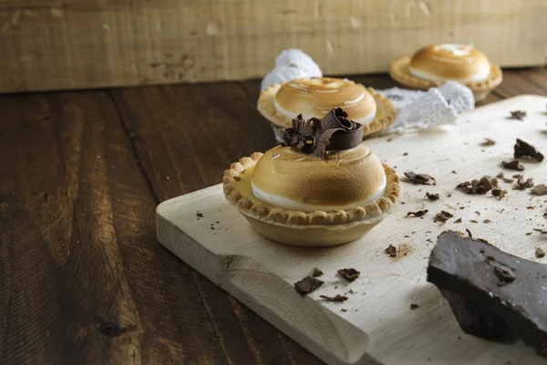 Limonlu kek yürümek, ısırılan, çikolata bukleler ile dekore edilmiş