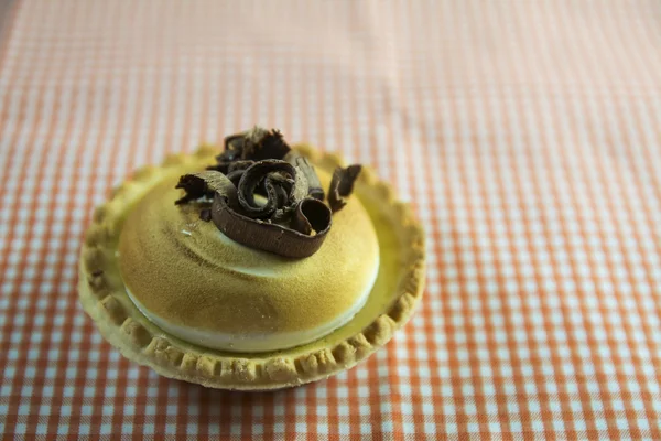 Ciasto cytrynowe i włoskim beza, ozdobione loki czekolady — Zdjęcie stockowe