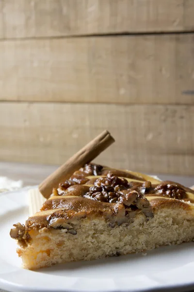 Ванильный и шоколадный торт с орехами — стоковое фото