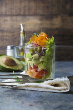 taze salata ve şişelenmiş