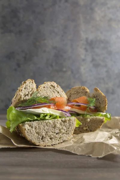 Sanduíche vegetariano com ingredientes frescos e pão rústico — Fotografia de Stock