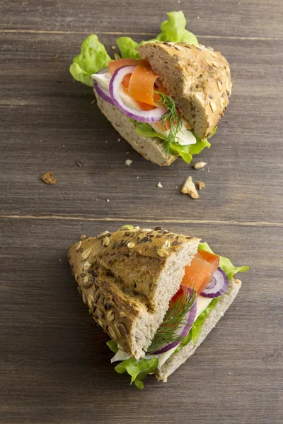 Sanduíche vegetariano com ingredientes frescos e pão rústico — Fotografia de Stock