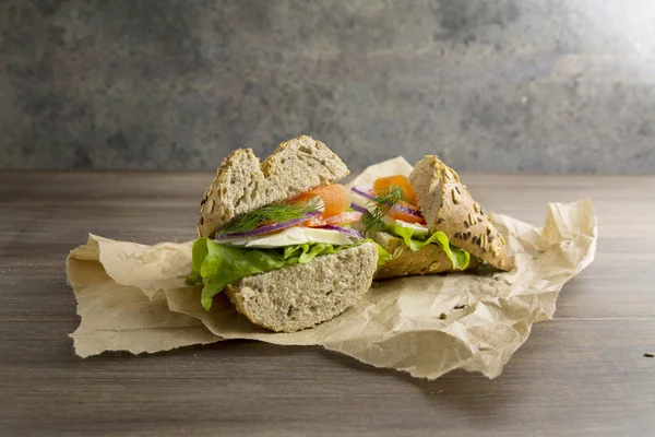 Sanduíche vegetariano com ingredientes frescos e pão rústico — Fotografia de Stock