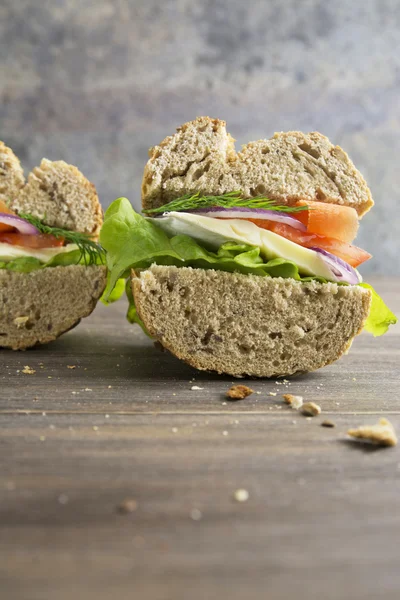 Sandwich végétarien aux ingrédients frais et pain rustique — Photo