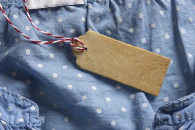 Mavi tshirt polka üzerinde fiyat etiketi asmak