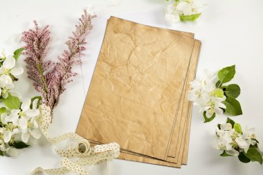 Eski buruşuk kağıt beyaz çiçekli beyaz arka plan