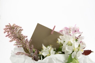 tebrik kartı yere dekoratif kutu beyaz çiçekler ve gül