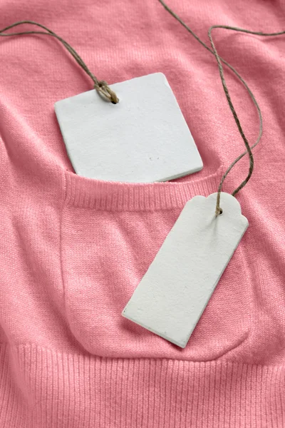 Цінові теги, білий вовняний светр — стокове фото