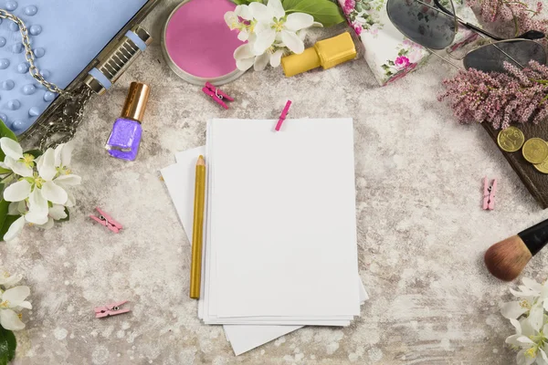 Moda kadın natürmort. Kadınsı moda kozmetik nesneleri bir