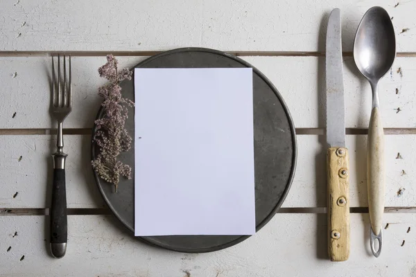 Menu de configuração de lugar rústico em madeira branca velha — Fotografia de Stock