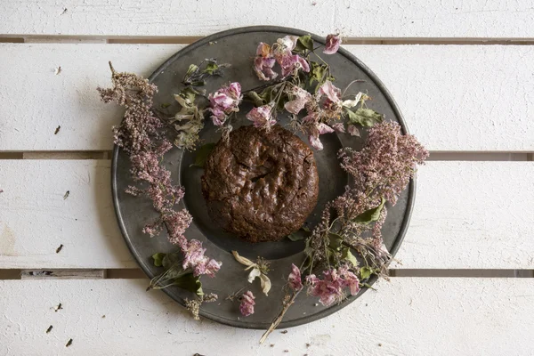 Heerlijke brownie versierd met roze bloemen — Stockfoto