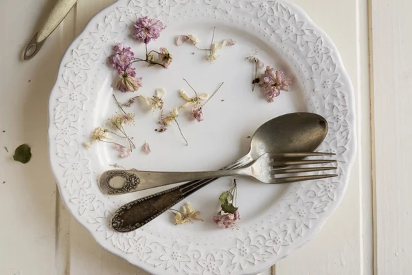 Place setting and flowers — Stock Photo, Image