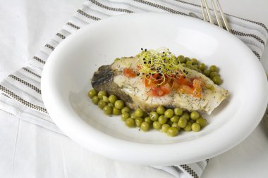 Hake filetosu domates ve Brüksel lahanası ile,