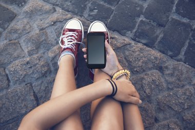 hareket eden telefon içinde el ile oturan genç