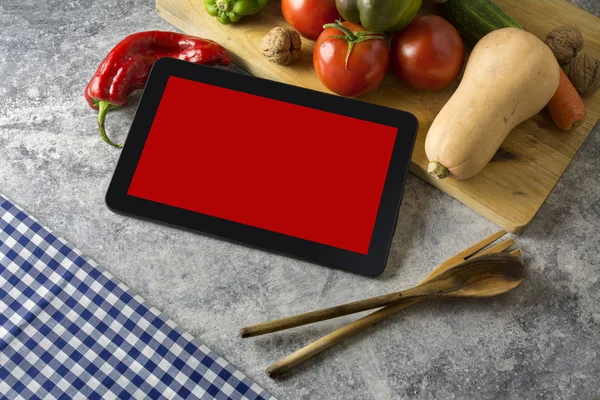 Tableta digital con verduras frescas —  Fotos de Stock