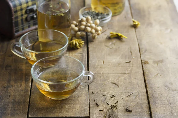 Taza de té saludable sobre fondo de madera — Foto de Stock