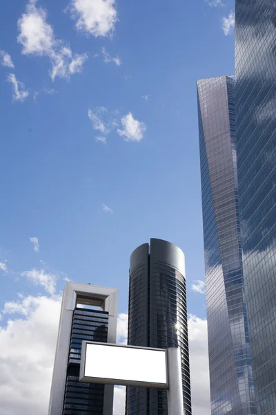 Cartelera en blanco frente a rascacielos de oficina — Foto de Stock