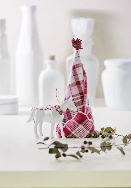 Rote und weiße Serviette gefaltet, die einen Weihnachtsbaum bildet — Stockfoto