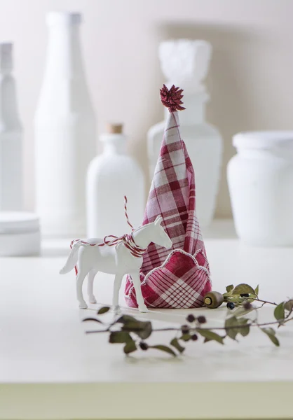 Rote und weiße Serviette gefaltet, die einen Weihnachtsbaum bildet — Stockfoto