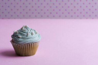 Krem şanti ve kalp sprinkles noktalı b mavi cupcake