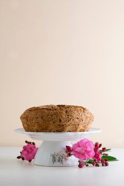 halka pasta krema şeker pembe çiçeklerle süslenmiş, ile