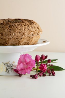 halka pasta krema şeker pembe çiçeklerle süslenmiş, ile