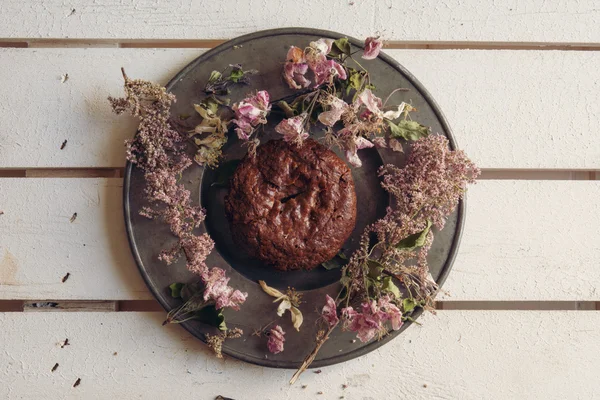 Delicioso brownie decorado com flores rosa — Fotografia de Stock