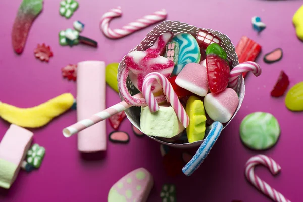 Mixed colorful candy on pink background, kids holidays — Stock Photo, Image