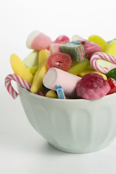 Schale gemischt bunte Bonbons auf weißem Hintergrund, Kinderurlaub — Stockfoto