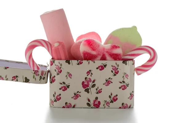 Schachtel mit gemischten bunten rosa Bonbons auf weißem Hintergrund, Kinder holid — Stockfoto