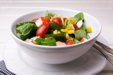 kiraz domates ve kase, beyaz woode tarlada ıspanak salatası