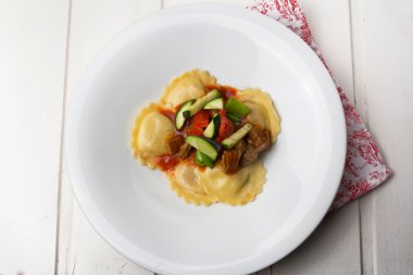 domates ve sotelenmiş sebze taze et tortellini