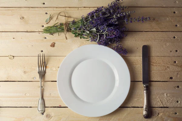 Lugar ajuste con ramo de flores de lavanda —  Fotos de Stock