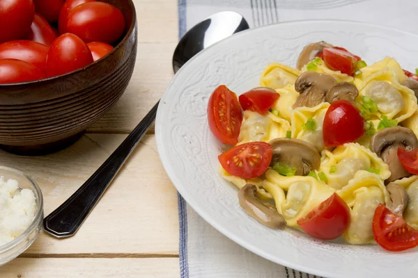 Homemade tortellini stuffed with mushrooms and spring onion and — Stock Photo, Image