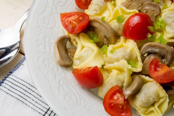 Tortellini fatti in casa ripieni di funghi e cipollotti e — Foto Stock